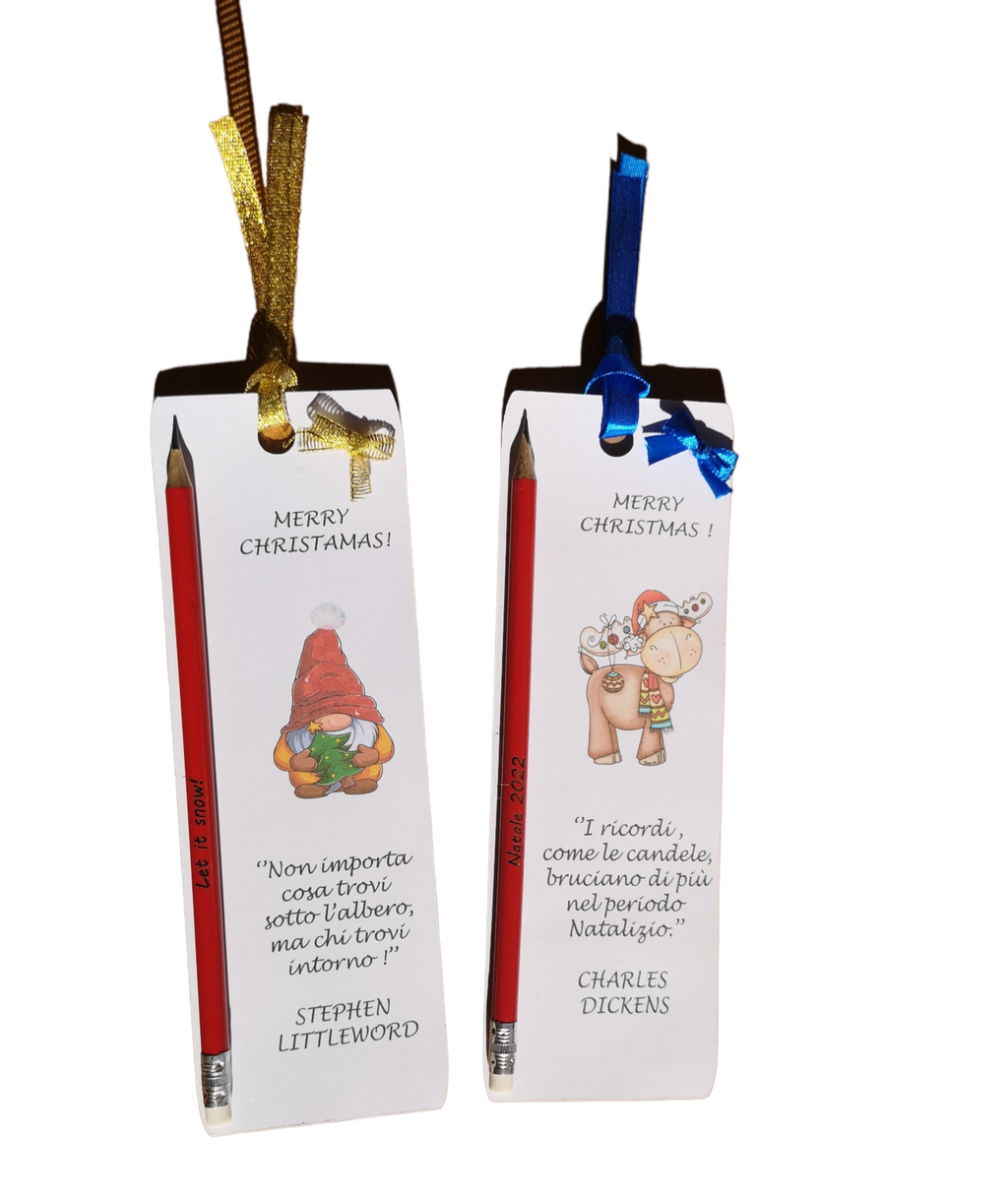 Segnaposto Natale Gnomo Renna Giomel Segnalibro con Matita Incisa Personalizzata 20x7 cm Citazione Famosa a Scelta - Giomel