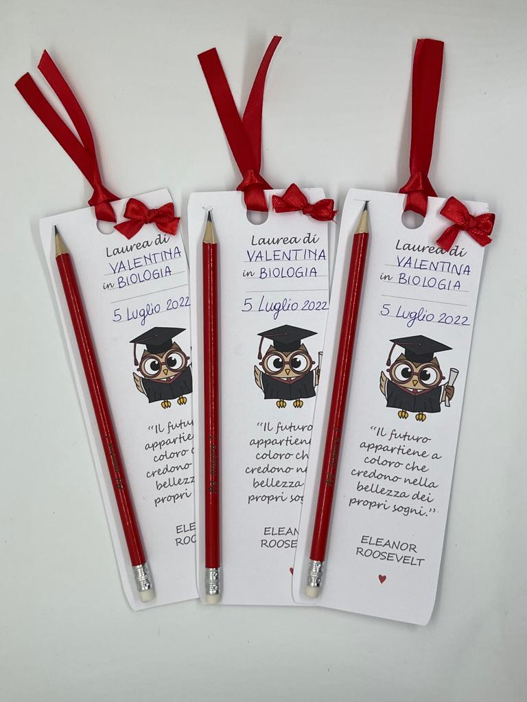 Segnaposto Segnalibro Laurea Con Matita – Gufetto, Corona, Alloro, Citazione, Personalizzabile 20x7 Cm