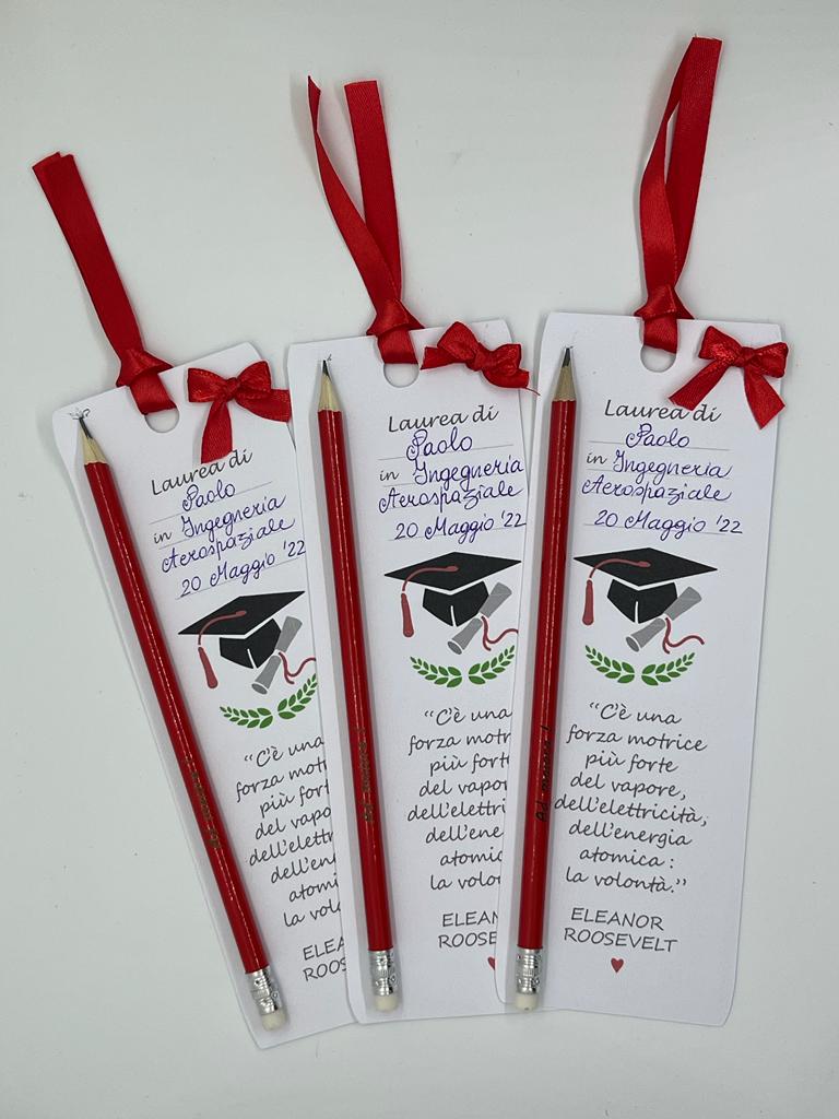 Segnaposto Laurea con Segnalibro e Matita incisa °Ad Maiora!° da personalizzare 20 x 7 cm - Giomel