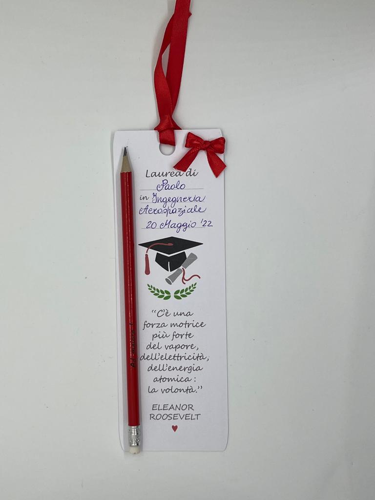 Segnaposto Laurea con Segnalibro e Matita incisa °Ad Maiora!° da personalizzare 20 x 7 cm - Giomel